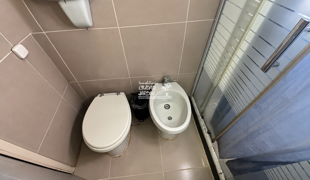 Baño compacto en tonos beige