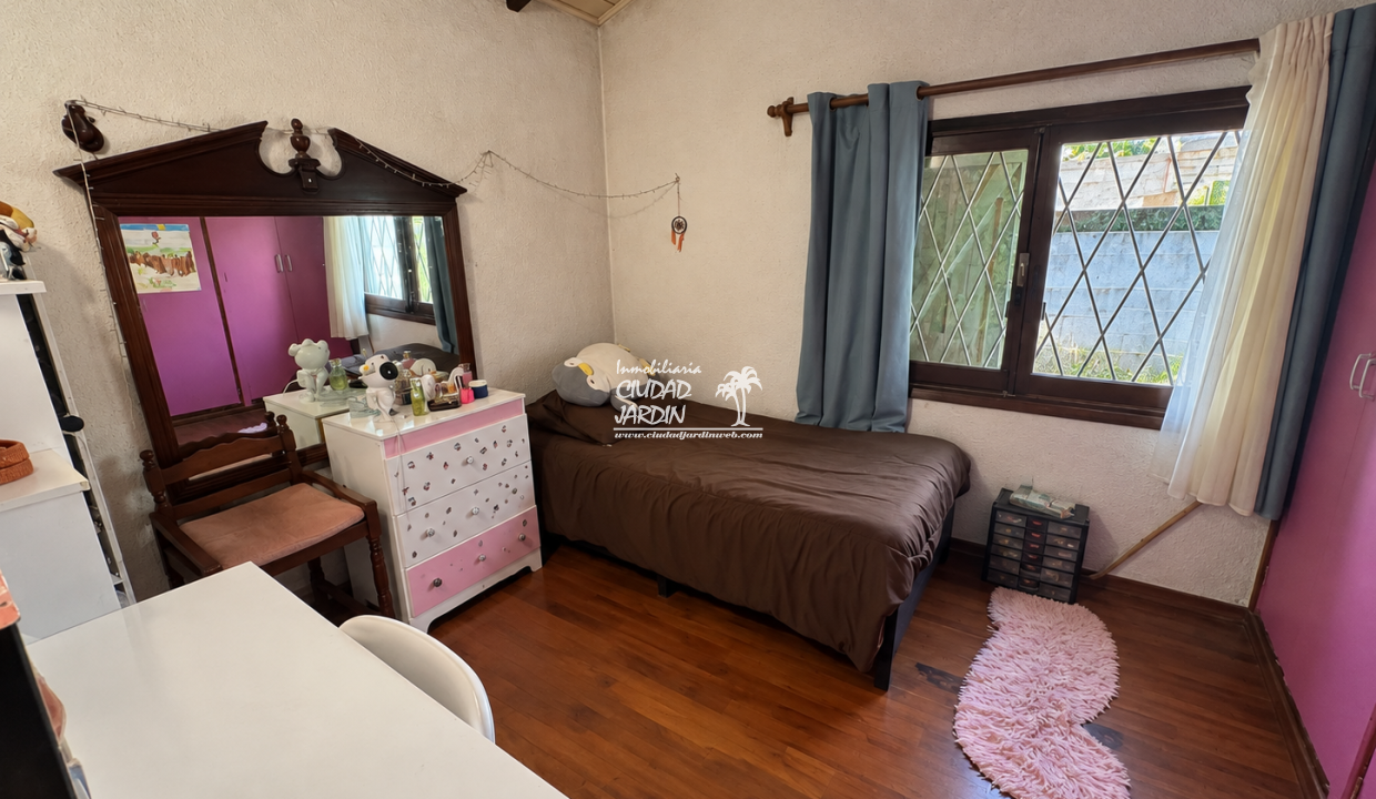 Dormitorio acogedor y ordenado