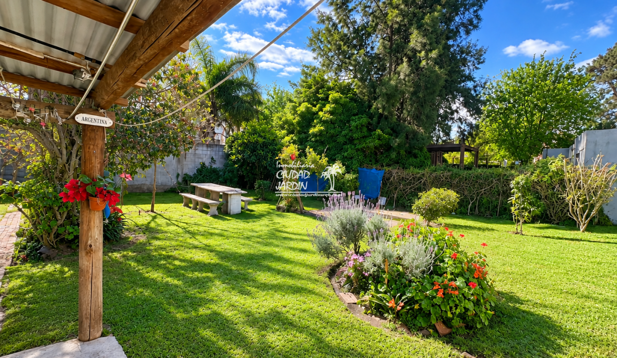 Jardín argentino bajo la pérgola
